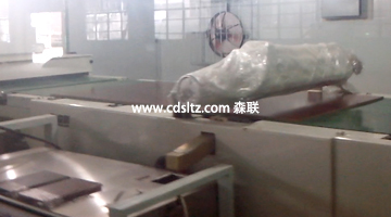 貼木皮家具大板UV高亮光淋涂.jpg 貼木皮家具大板UV高亮光淋涂.jpg