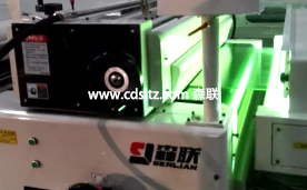 轉(zhuǎn)印前滾涂透明UV膠.jpg 轉(zhuǎn)印前滾涂透明UV膠.jpg