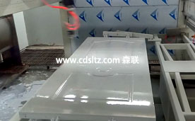 實木復(fù)合門PU色面自動噴漆.jpg 實木復(fù)合門PU色面自動噴漆.jpg
