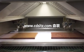 實木門扇UV透明底漆往復噴涂.jpg 實木門扇UV透明底漆往復噴涂.jpg