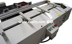 家具板UV噴涂自動(dòng)定位上料臺(tái).jpg 家具板UV噴涂自動(dòng)定位上料臺(tái).jpg