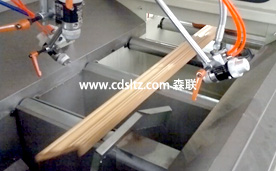 木門線條UV底漆自動(dòng)噴涂.jpg 木門線條UV底漆自動(dòng)噴涂.jpg