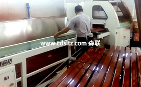 異形木線條PU面漆自動(dòng)噴涂.jpg 異形木線條PU面漆自動(dòng)噴涂.jpg