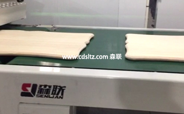 實木家具UV滾涂生產(chǎn)線自動上料輸送.jpg 實木家具UV滾涂生產(chǎn)線自動上料輸送.jpg