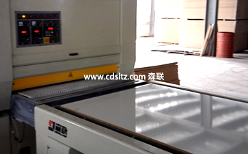 三聚氰胺板UV涂裝生產(chǎn)線UV底漆砂光.jpg 三聚氰胺板UV涂裝生產(chǎn)線UV底漆砂光.jpg
