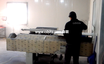 家具UV噴涂設(shè)備生產(chǎn)線自動(dòng)對(duì)齊除塵輸送.jpg 家具UV噴涂設(shè)備生產(chǎn)線自動(dòng)對(duì)齊除塵輸送.jpg