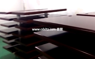 成品放上晾架進(jìn)烘干房.jpg 成品放上晾架進(jìn)烘干房.jpg