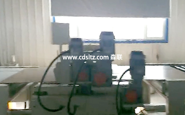 外墻保溫一體板均勻滾涂PU氟碳底漆.jpg 外墻保溫一體板均勻滾涂PU氟碳底漆.jpg