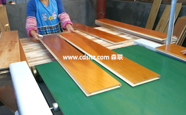 實木復(fù)合地板涂裝成品下料收撿.jpg 實木復(fù)合地板涂裝成品下料收撿.jpg